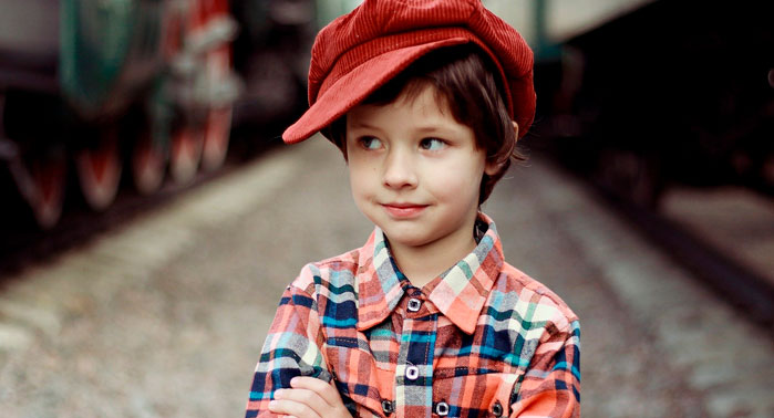 niño con gorra roja y autoestima alta