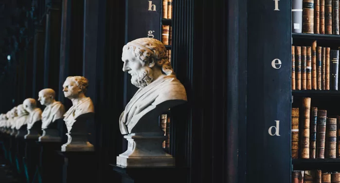 bustos de filósofos en una biblioteca